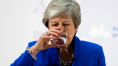 Mayeva obljubila glasovanje o drugem referendumu o brexitu