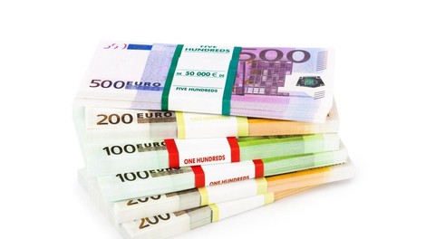 Zaradi nervoznega voznika so se policisti odločili za pregled in v avtu našli milijon evrov