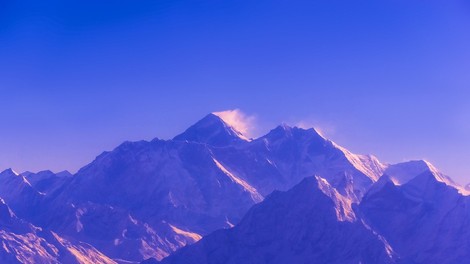 Mount Everest med alpinisti letos terjal že deset življenj