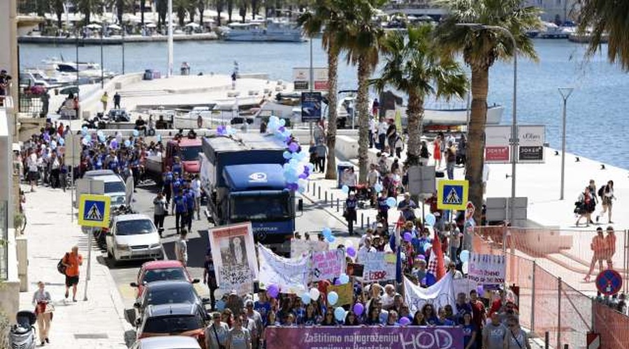 V več hrvaških mestih pripravili shode proti splavu (foto: Hina/STA)