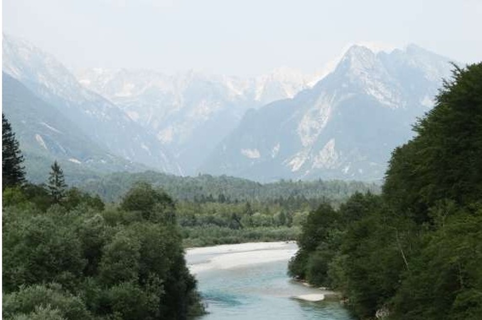 Močan tok Soče na Bovškem nevaren za britansko kajakašico (foto: STA)
