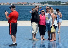 Na Hrvaškem so zgroženi: V Zadru je mladenič poškodoval znano instalacijo Pozdrav soncu