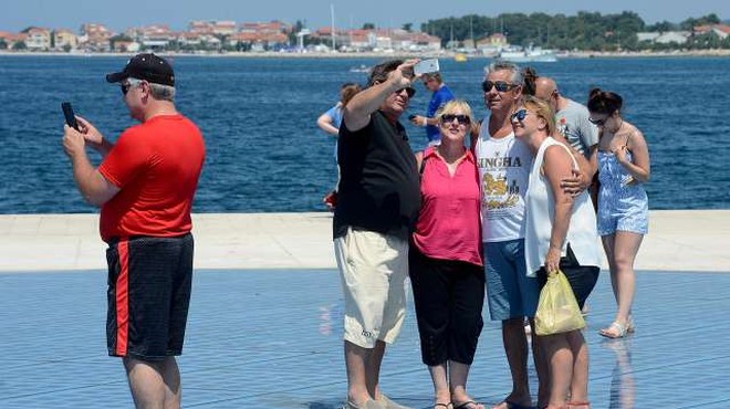 Na Hrvaškem so zgroženi: V Zadru je mladenič poškodoval znano instalacijo Pozdrav soncu (foto: STA)