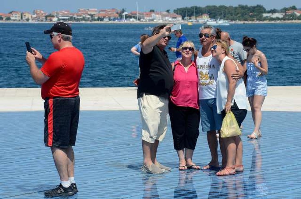 Na Hrvaškem so zgroženi: V Zadru je mladenič poškodoval znano instalacijo Pozdrav soncu (foto: STA)