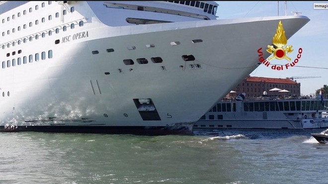Nesreča v Benetkah: Ladja za križarjenje trčila v turistično ladjo in pomol (foto: profimedia)