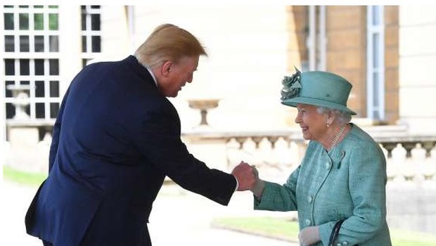 
                            Britanska kraljica Trumpa sprejela v Buckinghamski palači (foto: STA)