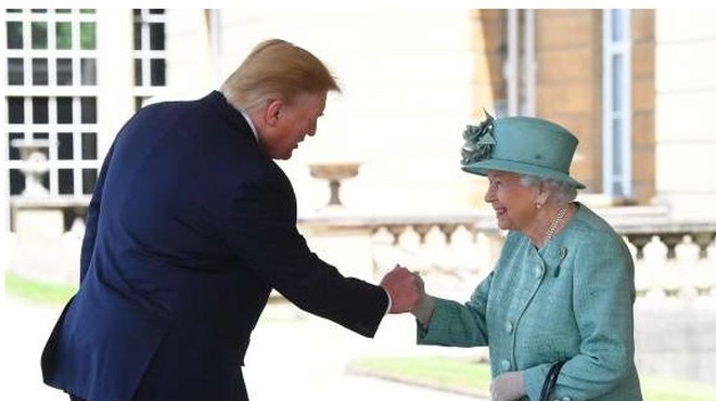 Britanska kraljica Trumpa sprejela v Buckinghamski palači (foto: STA)