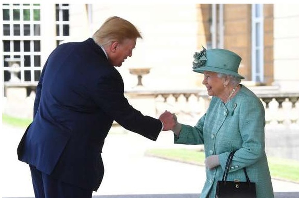 Britanska kraljica Trumpa sprejela v Buckinghamski palači (foto: STA)