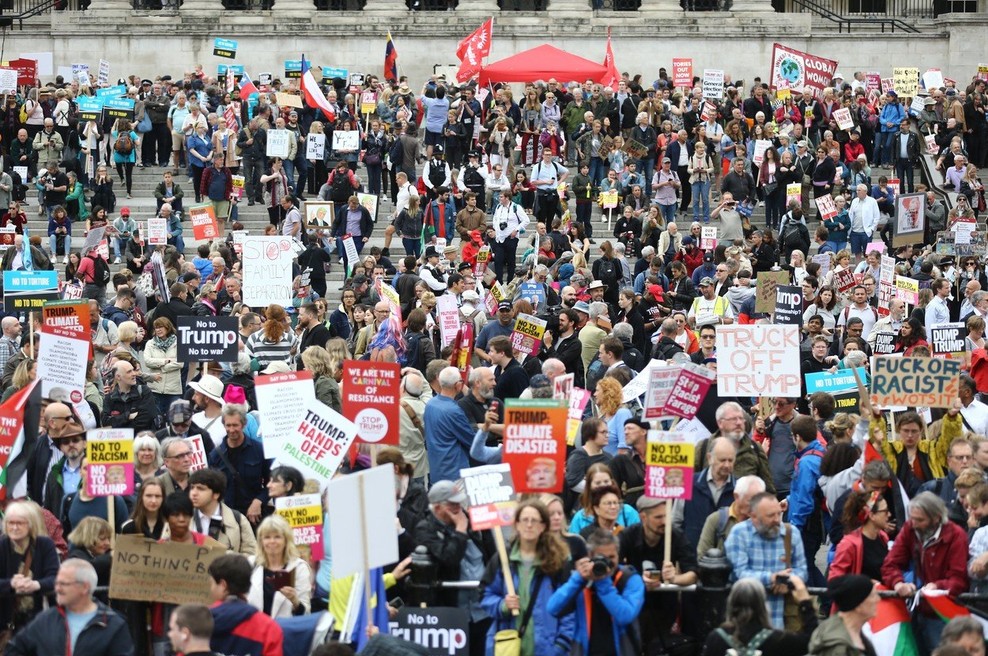 Na protestu proti Trumpu v Londonu več tisoč ljudi (foto: profimedia)