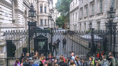 Britanska premierka z enim najkrajših stažev po drugi svetovni vojni Theresa May uradno odstopila