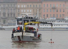 Po nesreči v Budimpešti so iz Donave začeli dvigovati ladjo