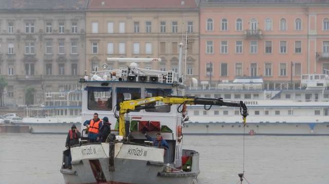 Po nesreči v Budimpešti so iz Donave začeli dvigovati ladjo (foto: STA)