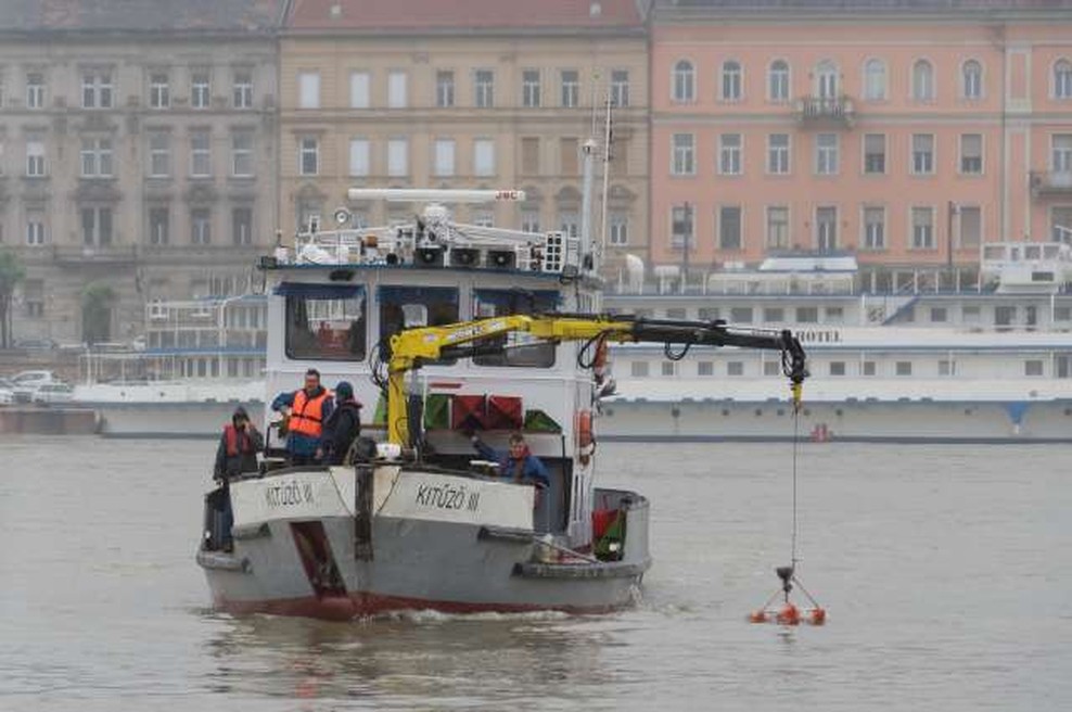 Po nesreči v Budimpešti so iz Donave začeli dvigovati ladjo (foto: STA)