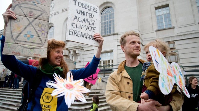 Več sto okoljskih aktivistov se je protestno priklenilo na ograjo urada Merklove (foto: profimedia)