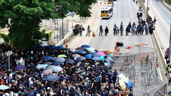 V Hongkongu izbruhnili spopadi med protestniki in policijo (foto: profimedia)