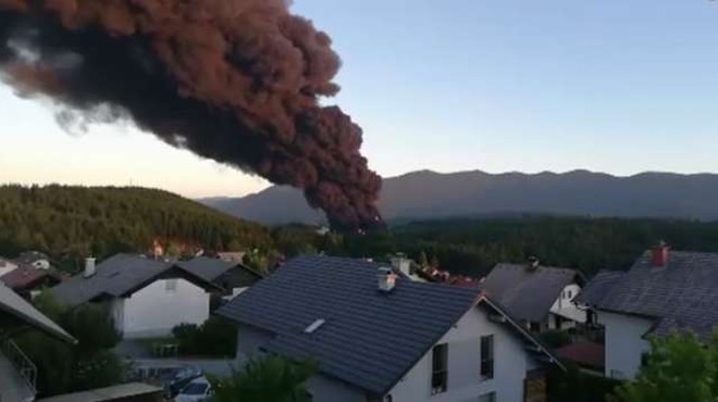 Prve raziskave po požaru tovarne v Podskrajniku niso pokazale večjih nevarnosti (foto: STA)