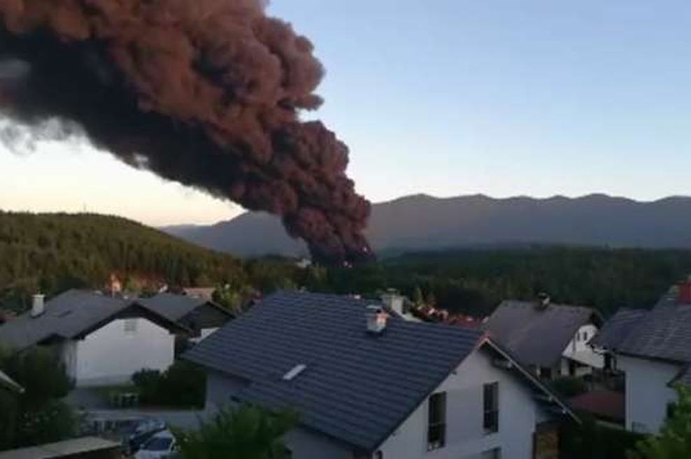 Prve raziskave po požaru tovarne v Podskrajniku niso pokazale večjih nevarnosti (foto: STA)