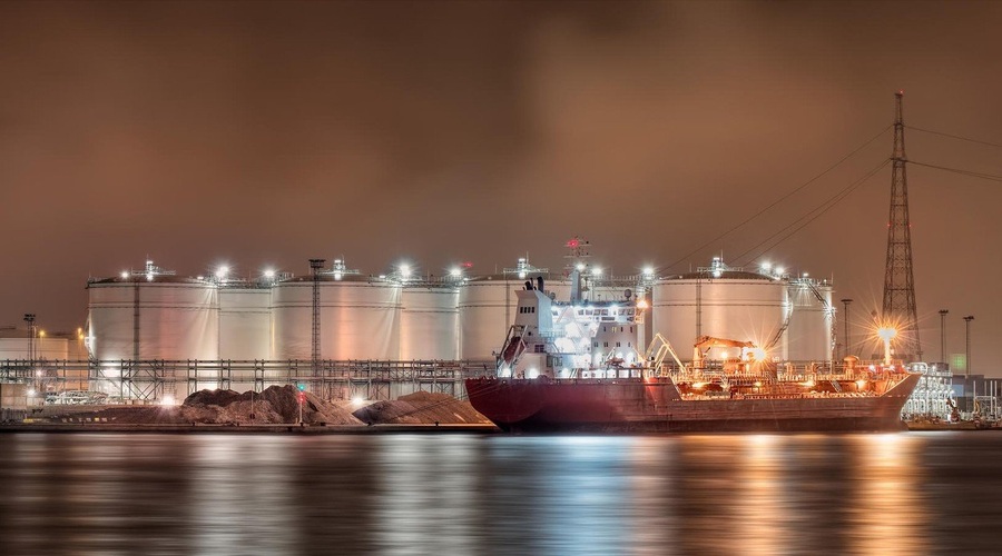 Z napadenih tankerjev v Omanskem zalivu evakuirali posadki (foto: profimedia)