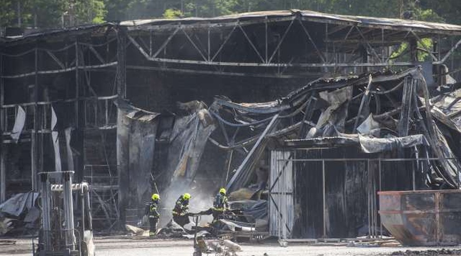 Voda in zrak zaradi požara v Fragmatu nista onesnažena, kažejo analize! (foto: Bor Slana/STA)
