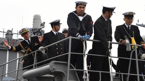 Posadka napadenega tankerja videla leteči predmet