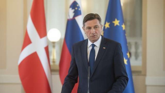 Pahor ocenjuje, da se vlada z epidemijo spopada dobro in napoveduje konec krize maja ali junija (foto: Bor Slana/STA)