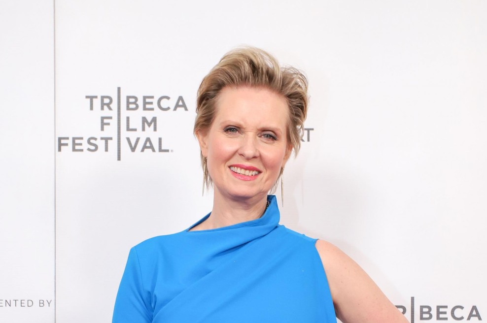 Cynthia Nixon<br />Vsi poznamo igralko Cynthio Nixon (53 let) po vlogi Mirande v seriji Seks v mestu. Leta 2006 je izvedela, da ima raka na dojki. Tudi njena mama ga je imela in po tem, ko ga je Cynthia premagala, je postala aktivistka v boju proti tej nevarni bolezni. (foto: Profimedia Profimedia, Splash - Aktivní)