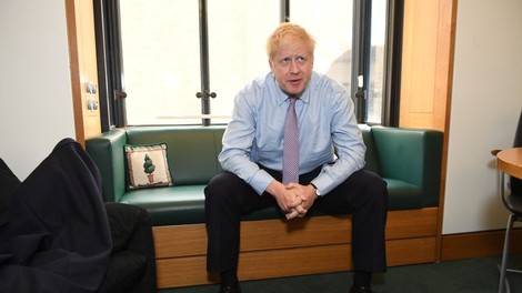 V tekmi za naslednika Therese May le še Boris Johnson in Jeremy Hunt