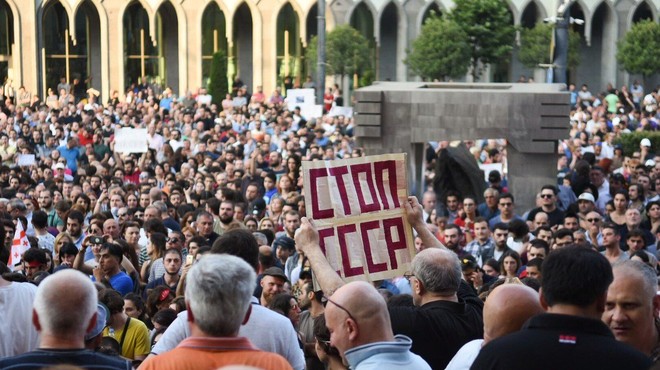 Protesti v Gruziji odnesli predsednika parlamenta, a nemirov še ni konec (foto: profimedia)
