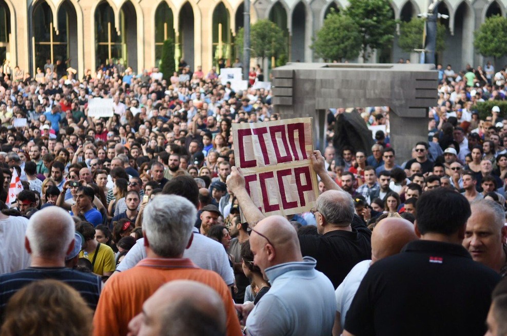 Protesti v Gruziji odnesli predsednika parlamenta, a nemirov še ni konec (foto: profimedia)