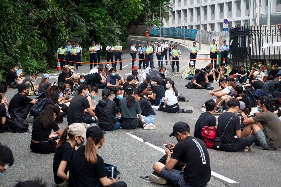 Hongkonška policija pregnala protestnike iz parlamenta (foto: Profimedia)