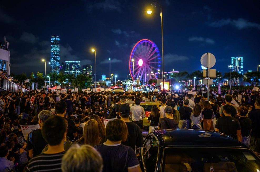 Hongkonška policija s solzivcem in gumijevkami nad protestnike (foto: profimedia)