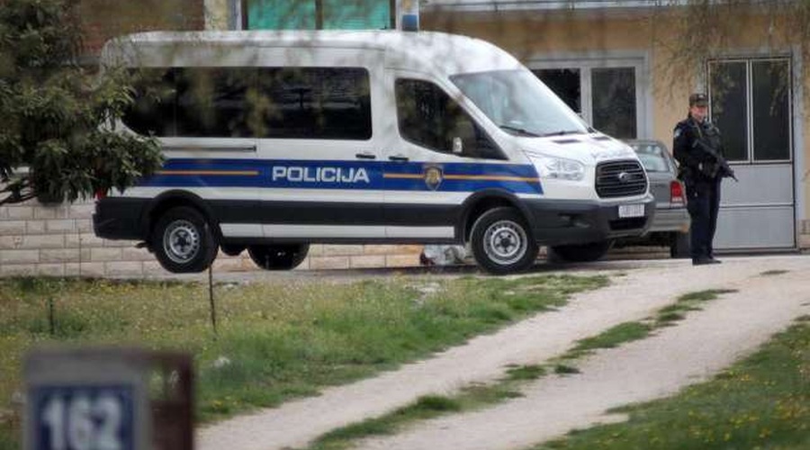 61-letni moški, ki je v Djakovu ubil socialno delavko, je bil pogosto pijan in agresiven (foto: HINA/STA)