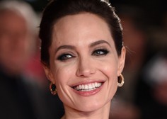 Angelina Jolie je osupnila v elegantni obleki in njenih najljubših sandalih