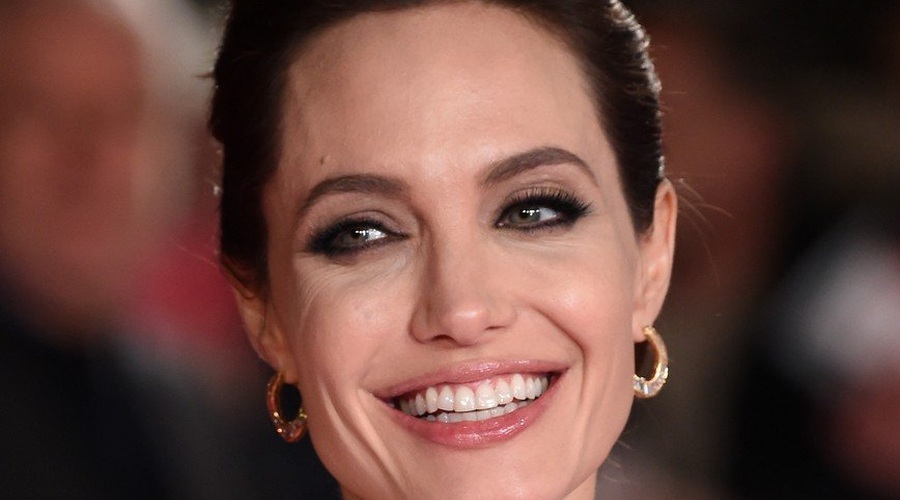 Angelina Jolie je osupnila v elegantni obleki in njenih najljubših sandalih (foto: Profimedia)