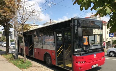 Več ranjenih v eksploziji na avtobusu v Beogradu