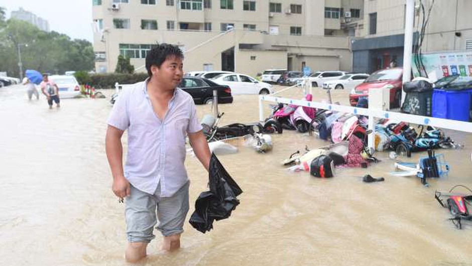 
                            Zaradi tajfuna Lekima premestili več kot milijon Kitajcev, 22 žrtev (foto: STA)