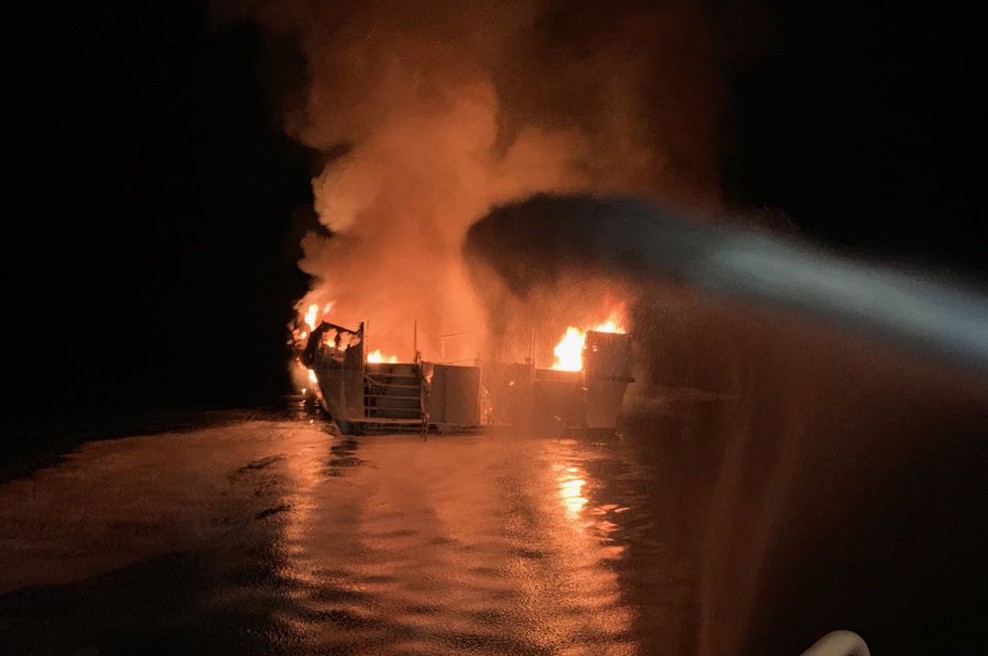 Pred kalifornijsko obalo v goreči ladji umrlo več ljudi, na desetine jih še pogrešajo (foto: profimedia)