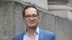 Pogovor s Petrom Hinssnom - Kdo bo zmagal v dvoboju med feniksom in samorogom?