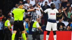 Tottenhamov igralec Moussa Sissoko izroča žogo sodniku Damirju Skomini, ki je dosodil 11-metrovko.<br />
<br />
Profimedia, TEMP Rex Features