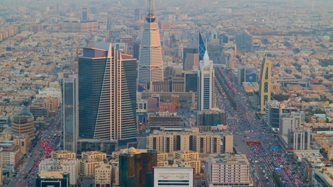 Savdska Arabija bo dovolila neporočenim turistom, da si delijo hotelsko sobo