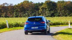 Primerjamo dva med Slovenci izjemno priljubljena: Renault Clio in Peugeot 208