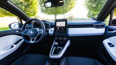 Primerjamo dva med Slovenci izjemno priljubljena: Renault Clio in Peugeot 208