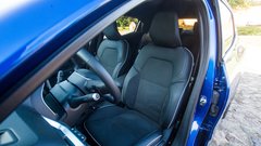 Primerjamo dva med Slovenci izjemno priljubljena: Renault Clio in Peugeot 208