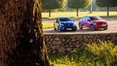 Primerjamo dva med Slovenci izjemno priljubljena: Renault Clio in Peugeot 208
