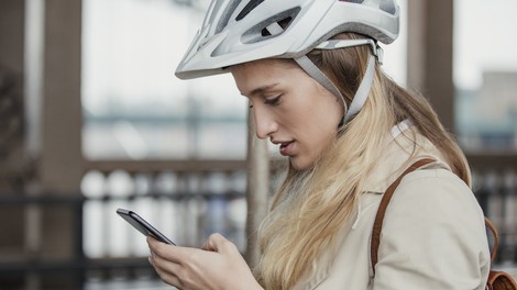 V Zagrebu odslej še semafor za pešce in kolesarje, ki buljijo v mobilne telefone