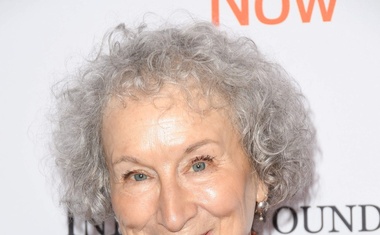 Literarno nagrado booker podelili Margaret Atwood in Bernadine Evaristo