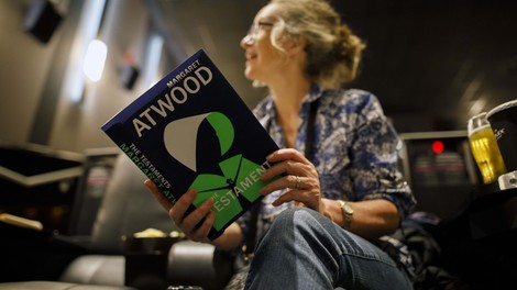 Literarno nagrado booker podelili Margaret Atwood in Bernadine Evaristo