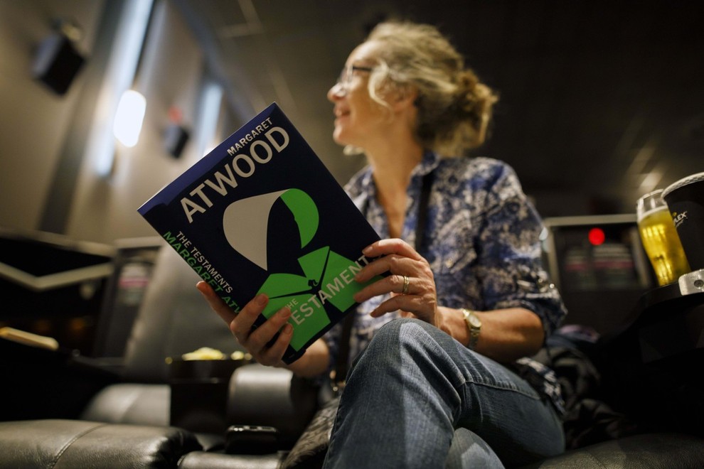 Literarno nagrado booker podelili Margaret Atwood in Bernadine Evaristo