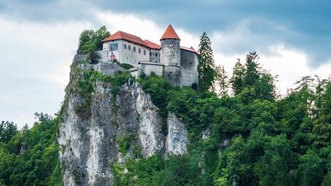 Praznične lučke in čarobno vzdušje — znano je, kdaj bo zažarel najbolj romantičen slovenski grad!