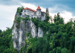 Praznične lučke in čarobno vzdušje — znano je, kdaj bo zažarel najbolj romantičen slovenski grad!